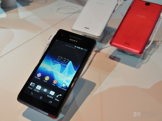 Sony Xperia AX ha la porta infrarossi e il Tuner TV Digitale