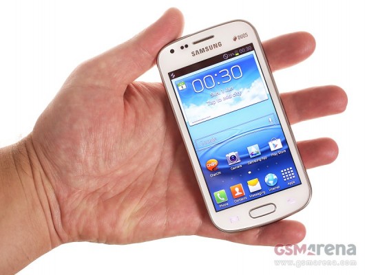 Samsung Galaxy S Duos: scatti dal vivo dello smartphone Dual SIM