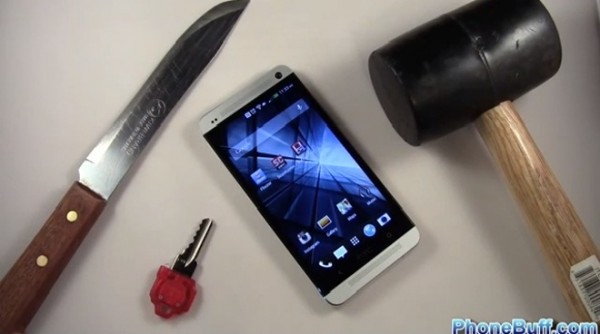 HTC One: nuovo video sulla resistenza della scocca