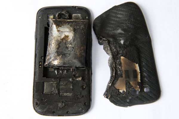 Samsung Galaxy S3 esplode, Galaxy S4 prende fuoco durante la ricarica