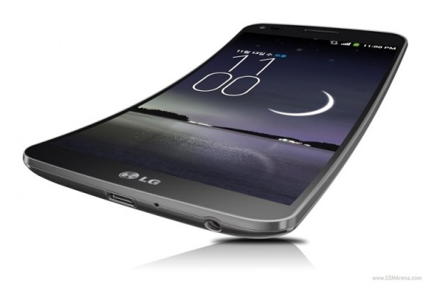 LG G Flex: nuovo smartphone con schermo OLED curvato