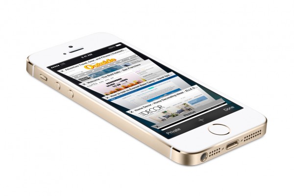 iPhone 5S batte il Samsung Galaxy S4 nel mese di Ottobre, record di vendite
