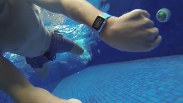 Apple Watch: video test di resistenza all'acqua